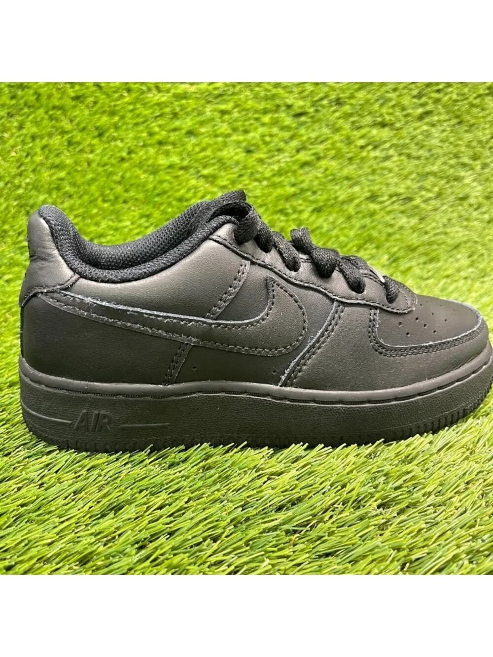 Nike Air Force 1 LE Boys Size 1Y Triple Black Athletic Leather Shoes Sneakers